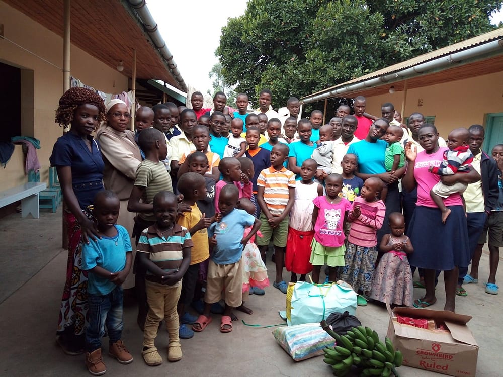 amukura_staff_children_happy_with_visitors